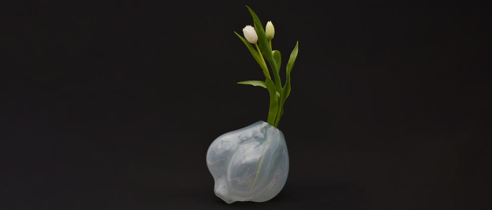 Vase aus Knochenglas, von der Berliner Produktdesignerin Ella Einhell entworfen
