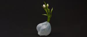 Vase aus Knochenglas, von der Berliner Produktdesignerin Ella Einhell entworfen