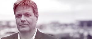 Robert Habeck blickt in die weite Ferne.