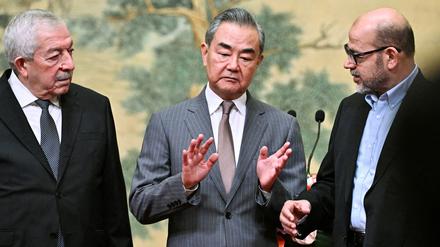 Mahmoud al-Aloul, Vizevorsitzender des Zentralkomitees der Fatah, Chinas Außenminister Wang Yi und Mussa Abu Marzuk von der Hamas beim Treffen in China. 