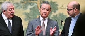 Mahmoud al-Aloul, Vizevorsitzender des Zentralkomitees der Fatah, Chinas Außenminister Wang Yi und Mussa Abu Marzuk von der Hamas beim Treffen in China. 