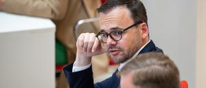 Jan Redmann (CDU, hinten) nimmt an einer Sitzung des Landtages teil.