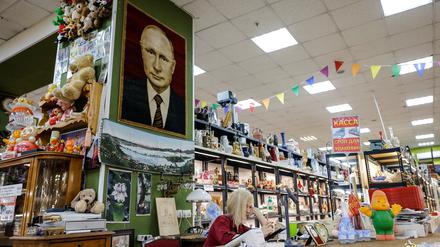 Unter Putin: Eine Kassiererin in einem Moskauer Antiquitätengeschäft.