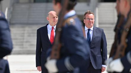 Der deutsche Verteidigungsminister Boris Pistorius (m. l.) und der britische Verteidigungsminister John Healey (m. r.) besuchen eine militärische Ehrengarde während einer offiziellen Begrüßungszeremonie in Berlin, am 24. Juli 2024.