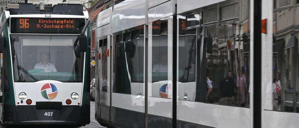 Trams der Potsdamer Verkehrsbetriebe auf der Fahrt durch Potsdam.
