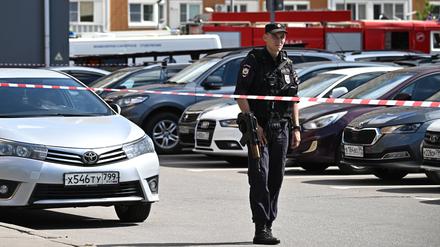 Ein russischer Polizist bewacht einen Tatort in Moskau (Symbolbild).