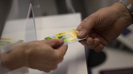 Unversicherten bleibt der Weg zurück in die Krankenversicherung nicht versperrt: Kassen und Anbieter sind auf Wunsch zur Wiederaufnahme Betroffener verpflichtet.