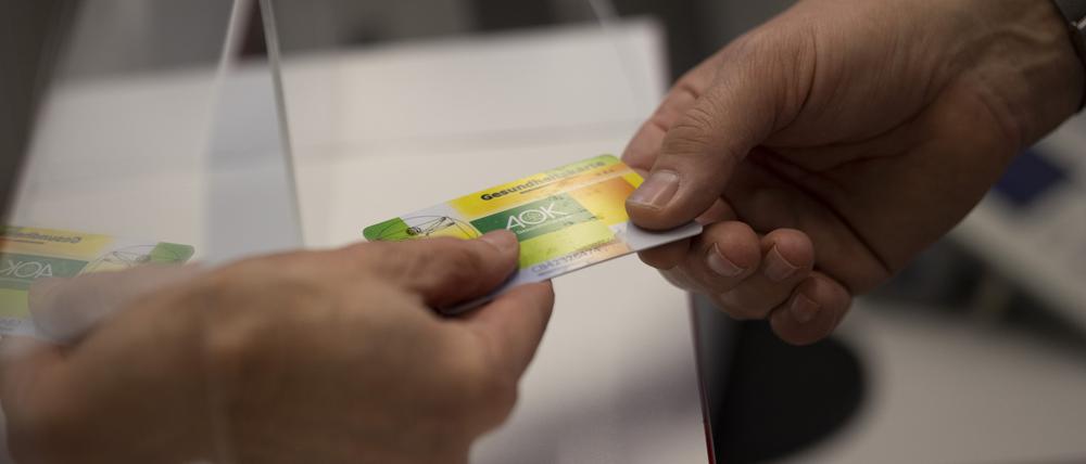 Unversicherten bleibt der Weg zurück in die Krankenversicherung nicht versperrt: Kassen und Anbieter sind auf Wunsch zur Wiederaufnahme Betroffener verpflichtet.