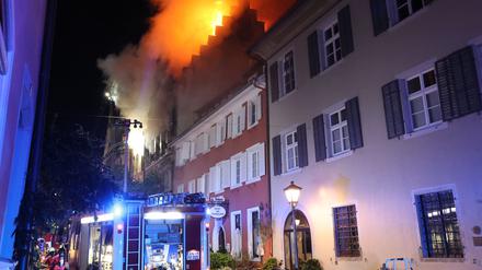 In der Konstanzer Altstadt bricht in der Nacht ein Feuer aus.