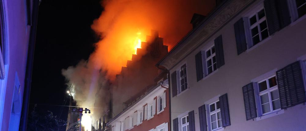 In der Konstanzer Altstadt bricht in der Nacht ein Feuer aus.