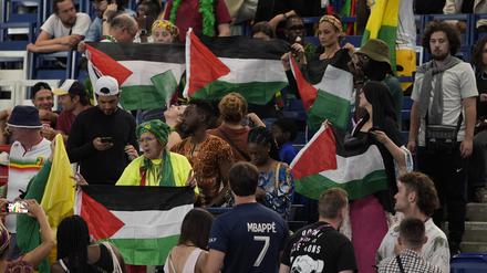 Während des Spiels zwischen Israel und Mali wurden auf den Tribünen zahlreiche Palästina-Flaggen geschwenkt.