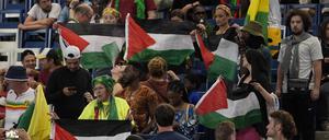 Während des Spiels zwischen Israel und Mali wurden auf den Tribünen zahlreiche Palästina-Flaggen geschwenkt.