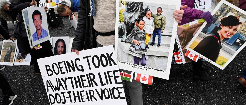 Angehörige von Opfern des Absturzes einer Boeing 737 MAX am 10. März 2019 in Äthiopien protestieren am vierten Jahrestag des Unglücks vor der Konzernzentrale in Arlington, Virginia (Archivbild).