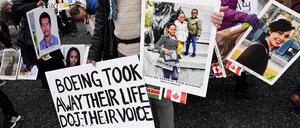 Angehörige von Opfern des Absturzes einer Boeing 737 MAX am 10. März 2019 in Äthiopien protestieren am vierten Jahrestag des Unglücks vor der Konzernzentrale in Arlington, Virginia (Archivbild).