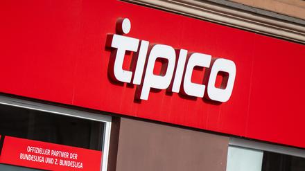 Das Logo von Tipico, einem Anbieter von Sportwetten, ist über dem Eingang zu einer Filiale des Wettbüros angebracht (Symbolbild).