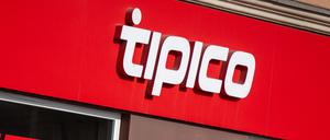 Das Logo von Tipico, einem Anbieter von Sportwetten, ist über dem Eingang zu einer Filiale des Wettbüros angebracht (Symbolbild).