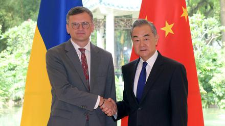 Der chinesische Außenminister Wang Yi führt Gespräche mit dem ukrainischen Außenminister Dmytro Kuleba (l.)