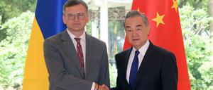 Der chinesische Außenminister Wang Yi führt Gespräche mit dem ukrainischen Außenminister Dmytro Kuleba (l.)