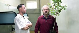 Jan Josef Liefers als Mann mit der Pflanze. Dieses Bild von Gustl Mollath nach seiner Entlassung aus der Psychiatrie ging 2013 durch die Presse. 