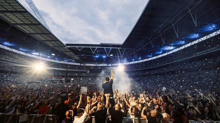 HANDOUT - 22.07.2024, Großbritannien, London: Sänger Damon Albarn von der Band Blur beim Auftritt im Wembley-Stadion. Foto: Blair Brown [albumcover Ohne Fot/dpa - ACHTUNG: Nur zur redaktionellen Verwendung im Zusammenhang mit der aktuellen Berichterstattung und nur mit vollständiger Nennung des vorstehenden Credits +++ dpa-Bildfunk +++