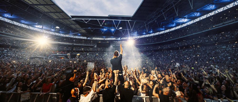 HANDOUT - 22.07.2024, Großbritannien, London: Sänger Damon Albarn von der Band Blur beim Auftritt im Wembley-Stadion. Foto: Blair Brown [albumcover Ohne Fot/dpa - ACHTUNG: Nur zur redaktionellen Verwendung im Zusammenhang mit der aktuellen Berichterstattung und nur mit vollständiger Nennung des vorstehenden Credits +++ dpa-Bildfunk +++