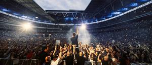 HANDOUT - 22.07.2024, Großbritannien, London: Sänger Damon Albarn von der Band Blur beim Auftritt im Wembley-Stadion. Foto: Blair Brown [albumcover Ohne Fot/dpa - ACHTUNG: Nur zur redaktionellen Verwendung im Zusammenhang mit der aktuellen Berichterstattung und nur mit vollständiger Nennung des vorstehenden Credits +++ dpa-Bildfunk +++