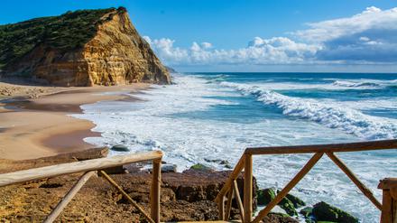 Der Sao Juliao Beach in Ericeira, Portugal.