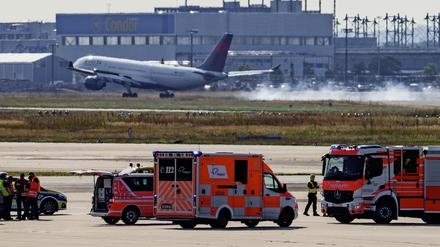Während sich noch die Einsatzkräfte der Polizei und der Flughafenfeuerwehr mit den Klima-Aktivisten auseinandersetzen, landet bereits ein Flugzeug. Aktivisten der „Letzten Generation“ sind erneut in einen Flughafen eingedrungen. Der Flugverkehr auf dem größten deutschen Flughafen, dem Rhein-Main-Flughafen, wurde vorübergehend eingestellt. Derzeit läuft der Flugverkehr wieder an. 