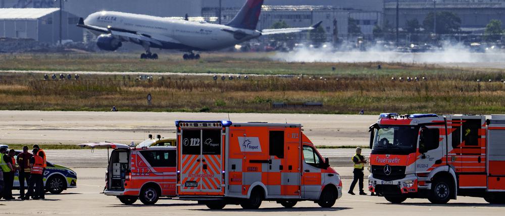 Während sich noch die Einsatzkräfte der Polizei und der Flughafenfeuerwehr mit den Klima-Aktivisten auseinandersetzen, landet bereits ein Flugzeug. Aktivisten der „Letzten Generation“ sind erneut in einen Flughafen eingedrungen. Der Flugverkehr auf dem größten deutschen Flughafen, dem Rhein-Main-Flughafen, wurde vorübergehend eingestellt. Derzeit läuft der Flugverkehr wieder an. 