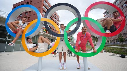 Die Volleyballer (Jan Zimmermann, Moritz Reichert, Johannes Tille, Moritz Karlitzek, Julian Zenger, v.l.n.r.) genießen die Stimmung im olympischen Dorf.
