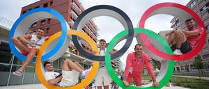 Die Volleyballer (Jan Zimmermann, Moritz Reichert, Johannes Tille, Moritz Karlitzek, Julian Zenger, v.l.n.r.) genießen die Stimmung im olympischen Dorf.