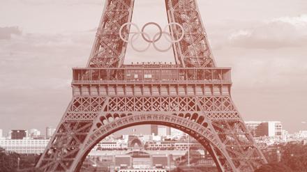 22.07.2024, Frankreich, Paris: Vor den Olympischen Sommerspielen, Olympia Paris 2024, Blick auf den Eiffelturm mit den Olympischen Ringen. Foto: Michael Kappeler/dpa +++ dpa-Bildfunk +++