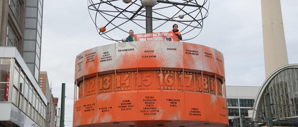 Nach einem Farbattacke auf die Weltzeituhr stehen Klimaaktivisten vor Gericht (Archivbild).