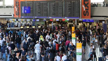 Passagiere am Frankfurter Flughafen, deren Flüge sich aufgrund der Blockadeaktion durch die Letzte Generation verspäten. 