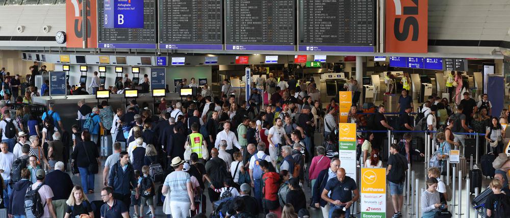 Passagiere am Frankfurter Flughafen, deren Flüge sich aufgrund der Blockadeaktion durch die Letzte Generation verspäten.