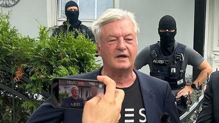 Jürgen Elsässer, Gründer und Chefredakteur des Magazins Compact, steht vor seinem Haus am 16. Juli im brandenburgischen Falkensee, während die Polizei sein Anwesen durchsucht.