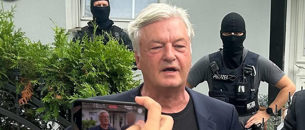 Jürgen Elsässer, Gründer und Chefredakteur des Magazins Compact, steht vor seinem Haus am 16. Juli im brandenburgischen Falkensee, während die Polizei sein Anwesen durchsucht.