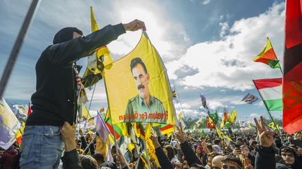  Ein Mann hält eine Flagge mit dem Konterfei von Abdullah Öcalan, dem Führer und Gründer der in vielen Ländern verbotenen und als Terrororganisation eingestuften kurdischen Arbeiterpartei PKK. 