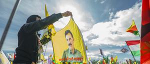 Fahne mit Konterfei des PKK-Gründers Abdullah Öcalan.
