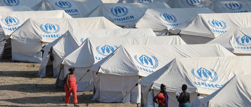 Refugees and migrants from the destroyed Moria camp are seen inside a new temporary camp, on the island of Lesbos, Greece, September 14, 2020. REUTERS/Elias Marcou