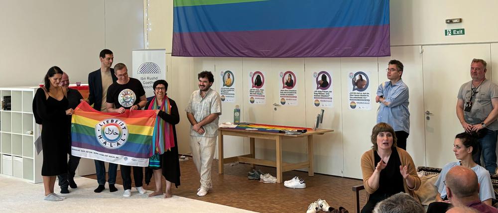 Am Donnerstag wurde die Regenbogenfahne in der Ibn Rushd Goethe-Moschee von Seyran Ates gehisst.
