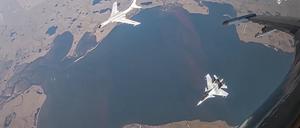 Auf diesem vom Pressedienst des russischen Verteidigungsministeriums über AP veröffentlichten Videostandbild ist ein H-6K-Langstreckenbomber der chinesischen Luftstreitkräfte (oben links) zu sehen. Dieser wird während einer gemeinsamen Luftpatrouille von Russland und China von einem Su-30-Kampfflugzeug der russischen Luftstreitkräfte begleitet. 