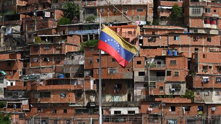 Die Flagge Venezuelas weht vor einem Armenviertel in Caracas.