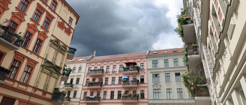Mehrfamilienhäuser in Berlin. In den Wohnungsangeboten aus Ballungsgebieten sind hohe Mietpreise die Regel.