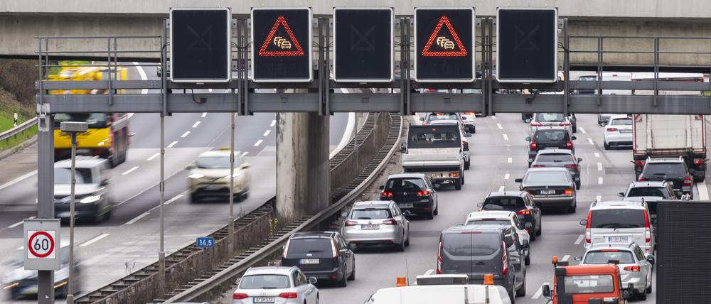 Autos und LKW sind auf der Stadtautobahn A100 zu sehen. (zu dpa: Studie: Staus in deutschen Städten tendenziell länger) +++ dpa-Bildfunk +++