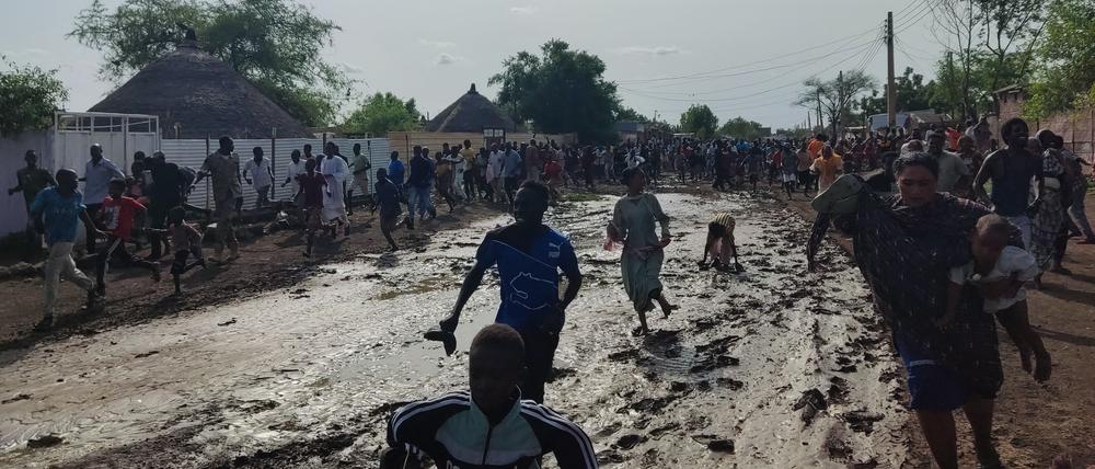 Menschen fliehen im Sudan.