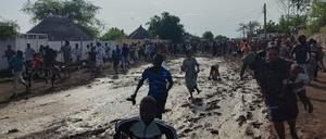 Menschen fliehen im Sudan.