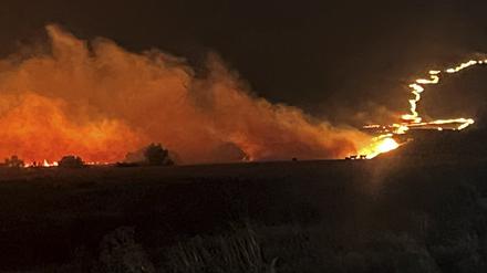 Dieses vom Oregon Department of Transportation über AP zur Verfügung gestellte Foto zeigt das brennende Durkee-Feuer im Osten von Oregon. 