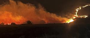 Dieses vom Oregon Department of Transportation über AP zur Verfügung gestellte Foto zeigt das brennende Durkee-Feuer im Osten von Oregon. 