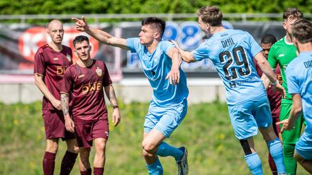 Die Regionalliga Nordost startet. Auch der FC Viktoria 89 (in der Mitte Aidan Liu) und der BFC Dynamo (weinrote Trikots) sind wieder dabei. 